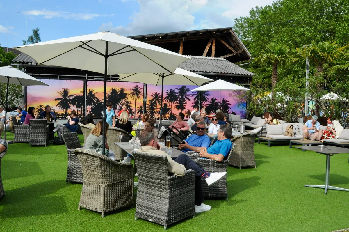Man sieht eine Lounge am Zeughausfest.